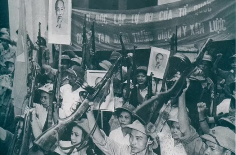 Liên Xô thì trước khi cung cấp AK, từ 1951 bắt đầu viện trợ cho Việt Nam các khẩu tiểu liên nổi tiếng trong CTTG2 là PPSh-41. Trong kháng chiến chống Mỹ, PPSh-41 được sử dụng phổ biến giai đoạn đầu, hạn chế giai đoạn sau, tới tận chiến tranh biên giới phía Bắc 1979 vẫn còn xuất hiện. Ảnh tư liệu