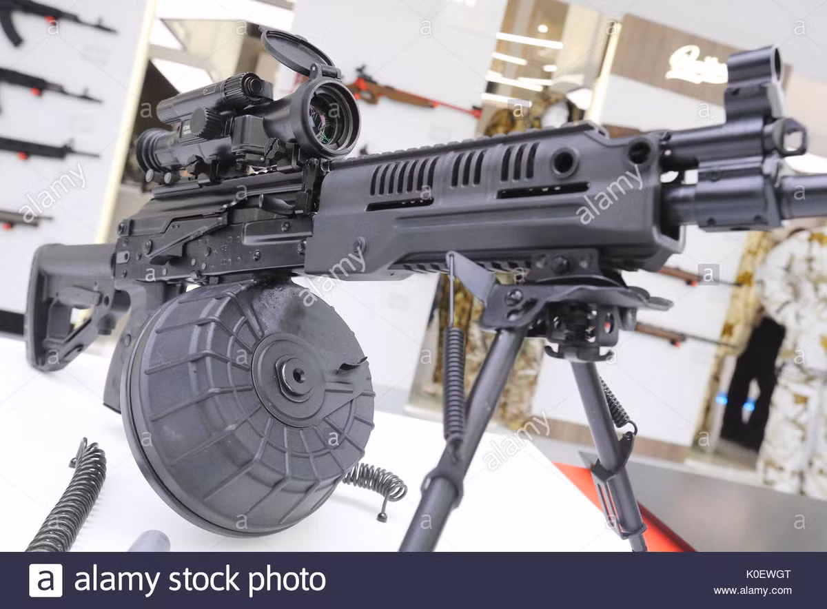 RPK-16 sử dụng loại loại đạn súng trường cỡ nhỏ phổ biến là 5,45x39mm và trang bị một chân trống có thể tháo rời được gắn trên thanh ray Picatinny thay vì chân chống cố định như của RPK-74. Nguồn ảnh: Alamy
