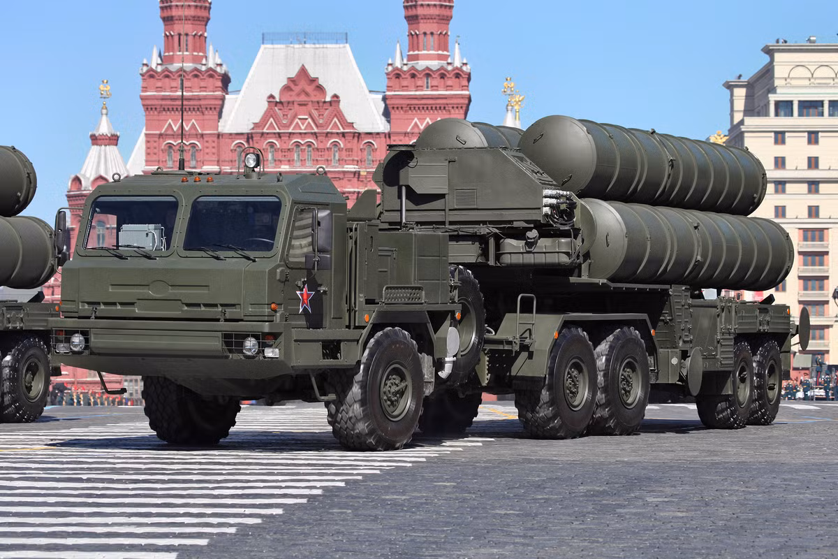 Cụ thể, theo các chuyên gia của cơ quan này, tầm bắn của hệ thống S-400 được Nga quảng cáo là lên tới 400km, thế nhưng con số thực tế chỉ là 150-200km. Nguồn ảnh: Wikipedia