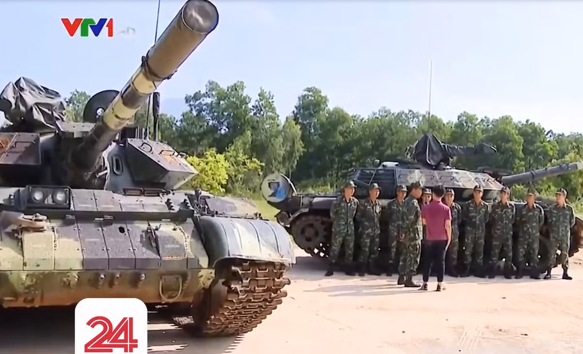 Tuy nhiên, hỏa lực của T-54M vẫn là khẩu D-10T2S 100mm nguyên bản T-54B, có chăng là lắp thêm ốp cách nhiệt. Khẩu pháo này dĩ nhiên là vẫn rất mạnh, nhưng các phát đạn của nó là không còn nhiều hiệu quả với xe tăng chủ lực hiện đại với giáp phản ứng nổ và giáp composite. Theo các tài liệu Nga, đạn xuyên thép 100mm D-10T2S chỉ có khả năng xuyên 150-200mm thép bắn từ cự ly 1,2km. Ảnh: VTV1