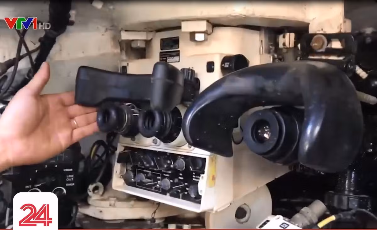 Có thể kể đến điểm dễ nhận thấy nhất là hỏa lực của xe tăng T-54M, chúng ta mới chỉ nâng cấp được ½ những gì cần thiết nhất cho một xe tăng hiện đại hóa. Cụ thể, một nửa là hệ thống điều khiển hỏa lực và phần còn lại là hỏa lực pháo. Trong ảnh là hệ thống điều khiển hỏa lực mới trên xe tăng T-54M, nó giúp tăng độ chính xác trong từng phát bắn. Ảnh: VTV1