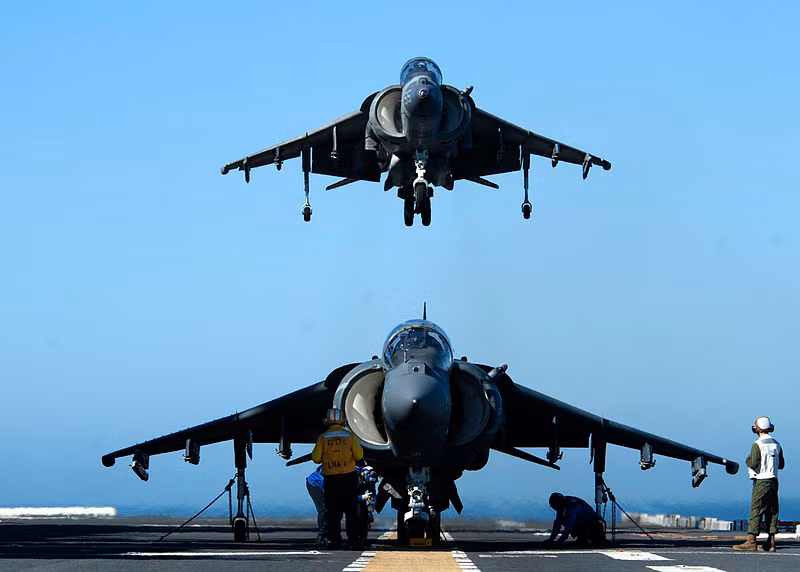 AV-8B Harrier II là dòng máy bay cường kích một động cơ "độc đáo" do Anh thiết kế và Mỹ mua lại giấy phép sản xuất từ những năm 1980. Hơn 330 chiếc đã được sản xuất liên tục từ 1981-2003 với đơn giá ước tính 24-30 triệu USD/chiếc. Nguồn ảnh: Wikipedia
