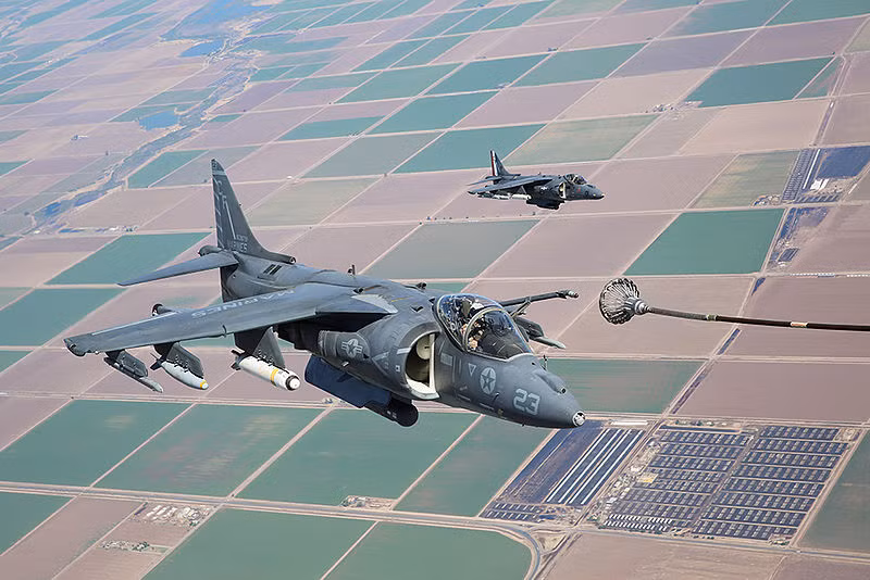 Bên cạnh đó, AV-8B nổi tiếng là máy bay "mất an toàn nhất thế giới" do động cơ đặc biệt của nó. Kể từ khi đưa vào phục vụ năm 1985 tới nay, khoảng 110 máy bay AV-8B đã bị hư hỏng vì nhiều lý do, ước tính 45 phi công đã thiệt mạng khi lái cỗ máy này... Nguồn ảnh: Wikipedia
