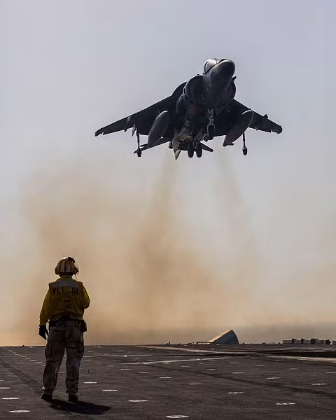 Tuy tính nay bay lượn, cơ động, hỏa lực không được đánh giá cao, nhưng AV-8B sở hữu khả năng “hiếm có” đó là cất – hạ cánh hoàn toàn thẳng đứng như một máy bay trực thăng. Nguồn ảnh: Wikipedia