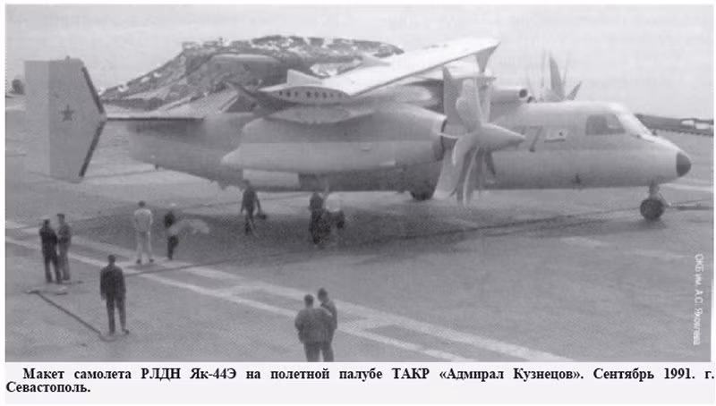 Theo thiết kế, Yak-44 trang bị hai động cơ D-27 với cánh quạt quay ngược chiều nhau, tốc độ tối đa 740km/h, tầm hoạt động 4.000km. Với động cơ đẩy cực khỏe, nó hoàn toàn đủ sức phóng bằng boong nhảy cầu trên tàu sân bay Kuznetsov. Máy bay trang bị hệ thống radar Vega với anten dạng đĩa đặt trên lưng. Nguồn ảnh: Global Security