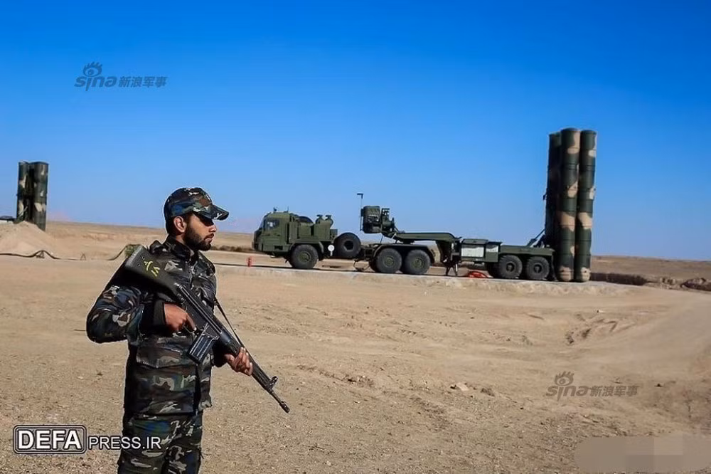 Bệ phóng tự hành 5P85TE2 của S-300PMU2 dùng khung gầm BAZ nên đôi khi có thể nhầm lẫn với hệ thống S-400. Mỗi xe phóng vẫn mang được 4 quả đạn tên lửa. Nguồn ảnh: DEFA