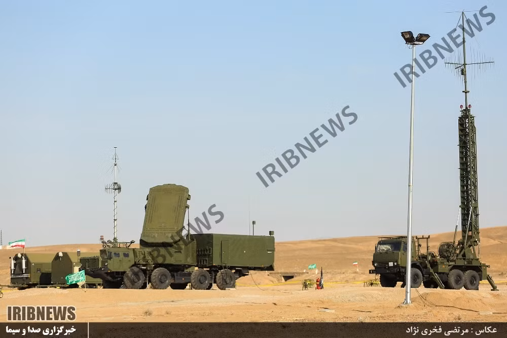 Các hình ảnh cho thấy một khẩu đội tên lửa S-300PMU2 của Iran bao gồm một đài nhìn vòng bắt mọi độ cao 96L6E, đài điều khiển 30N6E2 và 4 xe phóng tự hành 5P85TE2. Ngoài ra, có thể Iran còn mua hai radar quản lý tác chiến 64N6E2 và anten di động FL-95. Nguồn ảnh: IRIBNEWS