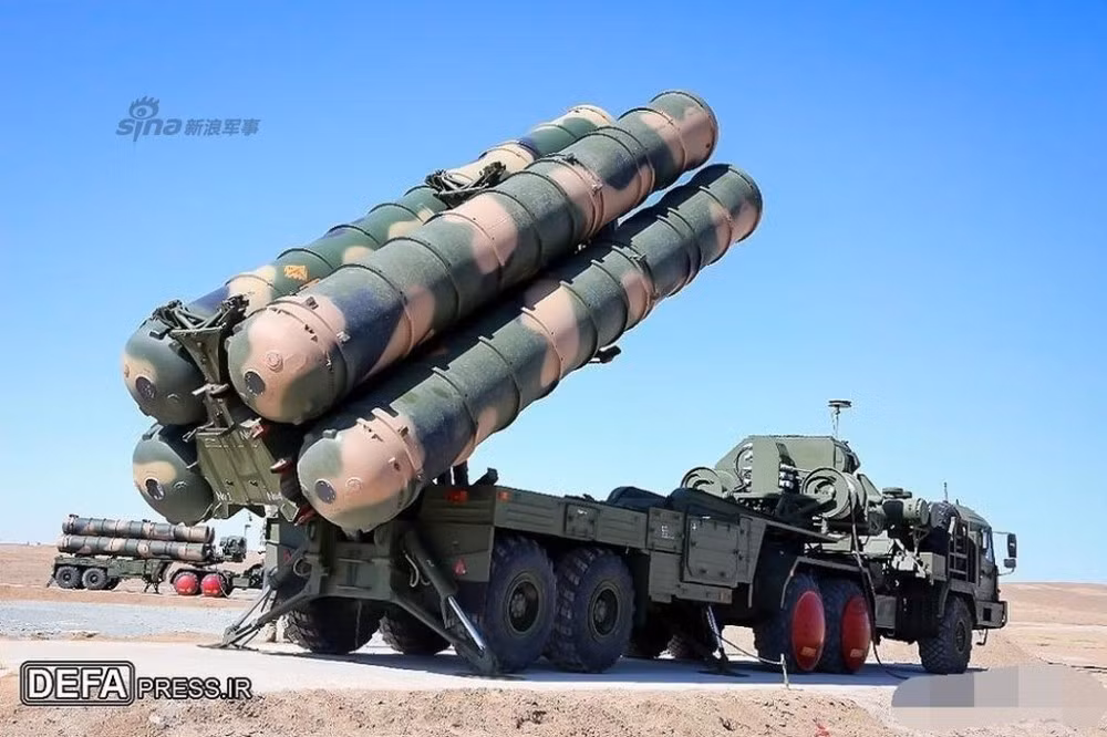 Trước đó năm 2016 Iran đã nhận được khoảng 4 tiểu đoàn S-300PMU2 với một số lượng lớn đạn tên lửa tầm xa. Lưu ý rằng, hợp đồng mua S-300 với Nga đã được ký năm 2007, nhưng do lệnh cấm vận vũ khí của Liên Hợp Quốc đã khiến Moscow không thể giao hàng. Và tới khi mọi thứ được nới lỏng thì Iran mới có trong tay thứ vũ khí “bao đêm trằn trọc mơ ước”. Nguồn ảnh: DEFA