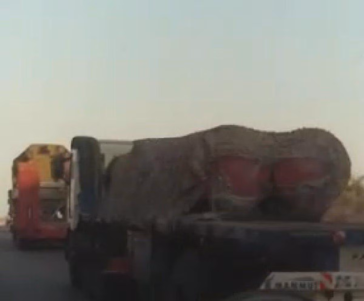 Một tài khoản người Nga mới đây lan truyền đoạn video ghi lại đoàn xe chở các thành phần khí tài tổ hợp tên lửa S-300PMU2 tới một vị trí bí mật ở bờ biển vùng Vịnh.