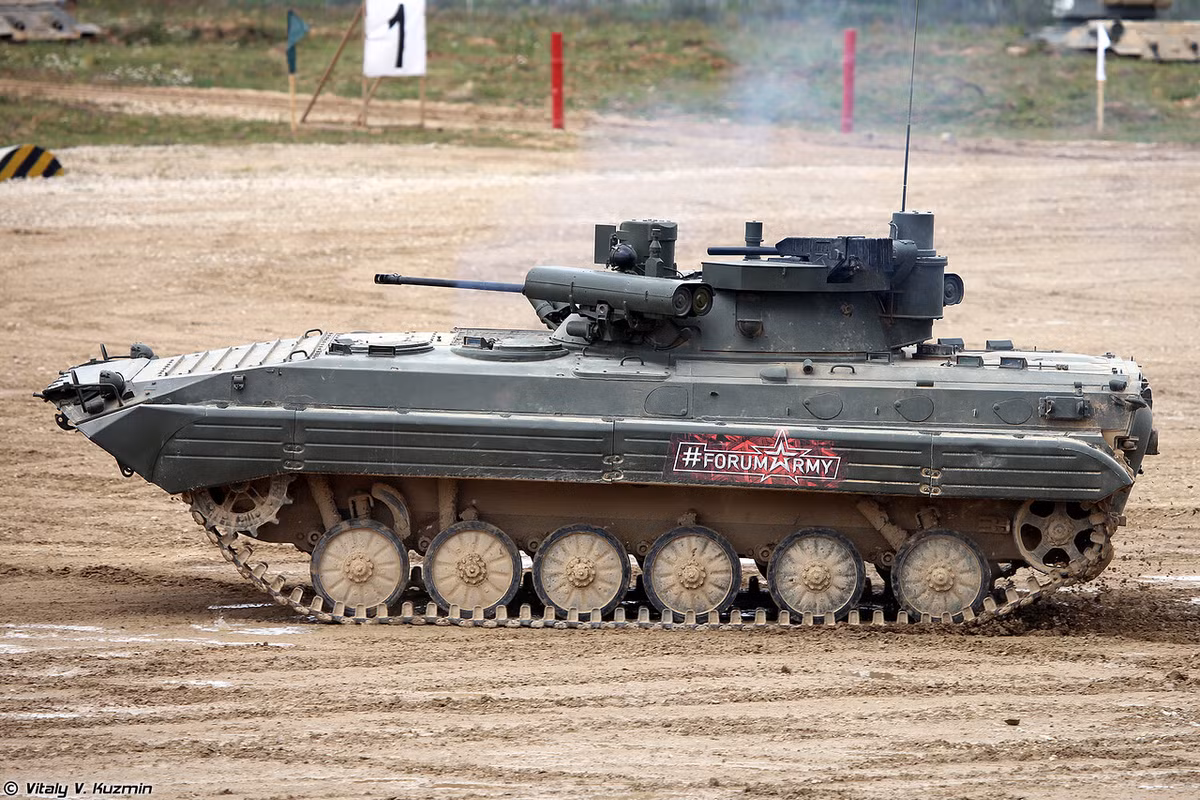 Đi kèm với hỏa lực, hệ thống điều khiển hỏa lực của BMP-2M cũng được thay đổi với hệ thống kính ngắm pháo thủ đa kênh gồm các kênh ngắm quang học; kênh hồng ngoại; kênh đo xa laser tăng hiệu quả trinh sát với tầm phát hiện mục tiêu xe tăng tới 5.000m, nhận diện mục tiêu trong bóng đêm cách 3.000m. Nguồn ảnh: Vitaly-Kuzmin