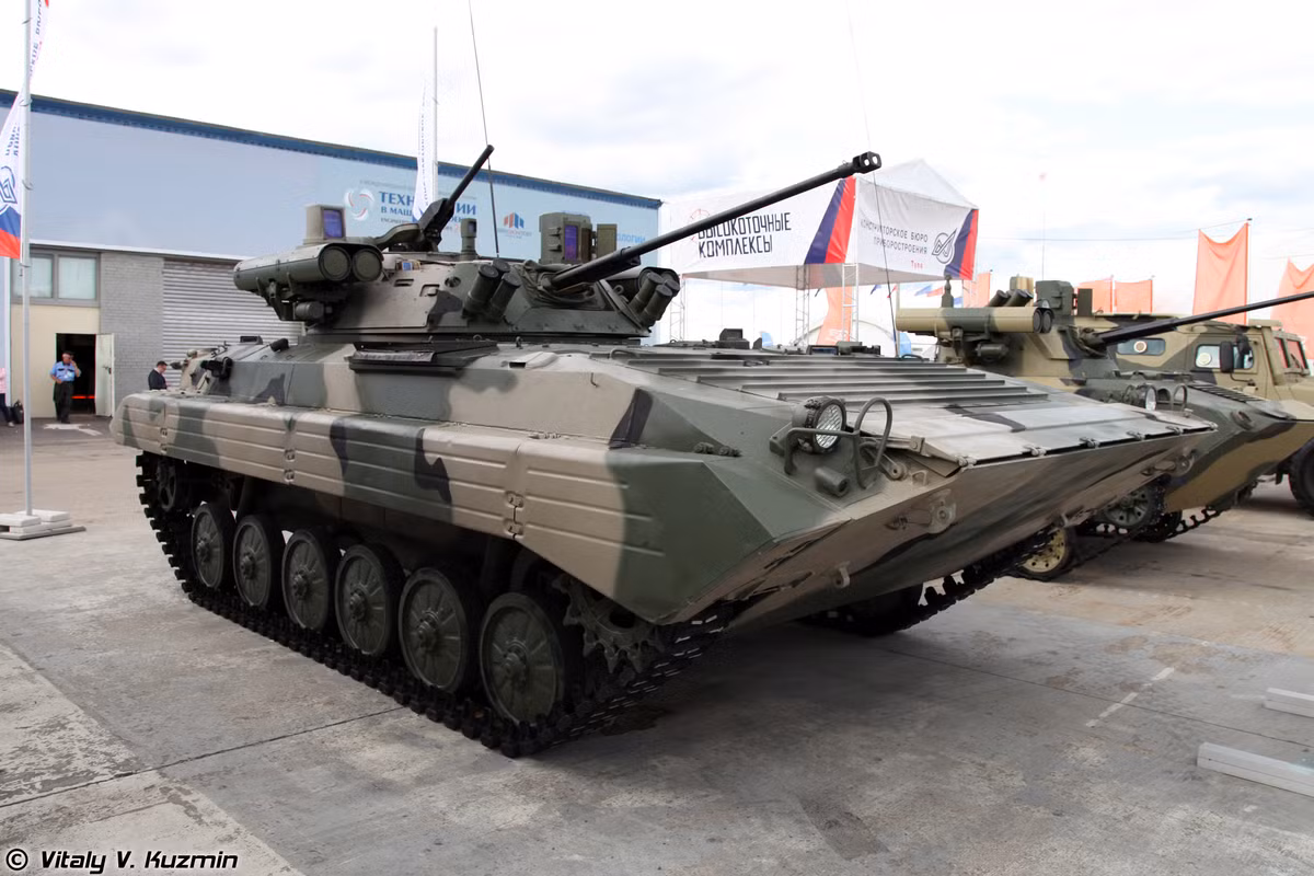 Cũng như BMP-1AM, BMP-2M cũng được nâng cấp sâu về hỏa lực, thay thế hoàn toàn tháp pháo cũ thời Liên Xô bằng module tháp pháo tự động hóa cao Berezhok. Nguồn ảnh: Vitaly-Kuzmin