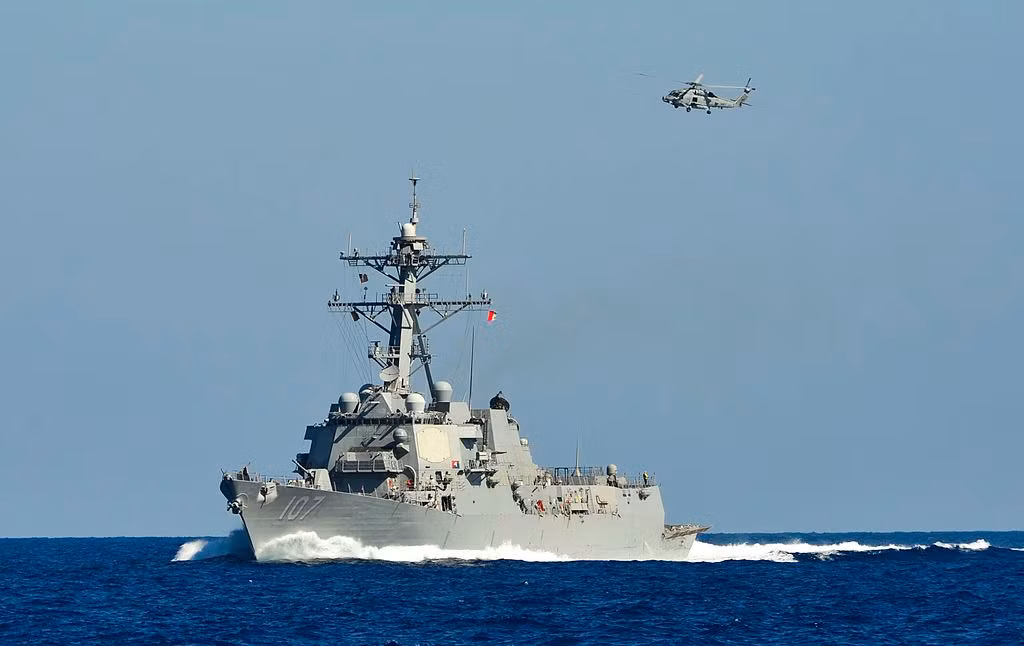 Một trong những chiếc tàu đáng quan tâm nhất với Hạm đội Baltic lúc này là khu trục hạm USS Gravely (DDG-107) của Hải quân Mỹ. Đây là một trong những chiến hạm Aegis nổi tiếng của Mỹ, có năng lực tác chiến cực mạnh, có khả năng tiến công sâu vào lãnh thổ của nước Nga. Nguồn ảnh: Wikipedia