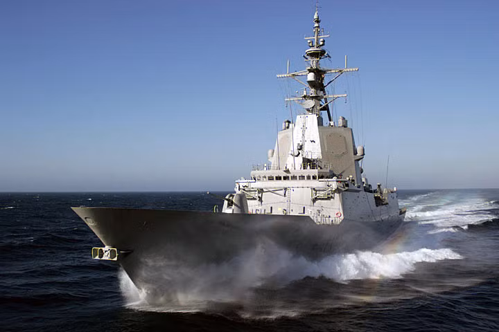 Almirante Juan de Borbón (F-102) của Hải quân Tây Ban Nha đang triển khai ở Baltic thì hiện đại hơn so với Ba Lan, Thổ Nhĩ Kỳ. Đây là chiếc thứ 2 thuộc lớp tàu khu trục phòng không F-100 trị giá tới 674 triệu USD/chiếc. Nguồn ảnh: Wikipedia