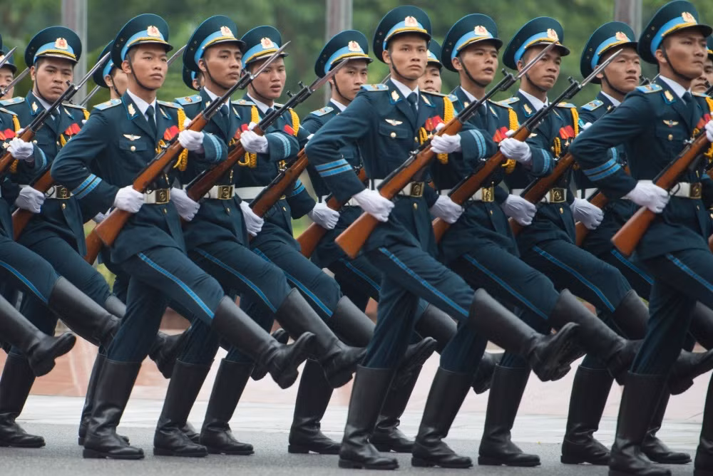 Mặc dù thiết kế có phần lỗi thời, tuy nhiên Việt Nam và nhiều nước khác vẫn sử dụng CKC trong các lực lượng vũ trang. Đặc biệt, nhiều quốc gia ưa dùng CKC cho các đội danh dự phục vụ sự kiện lớn. Ảnh: Wikipedia