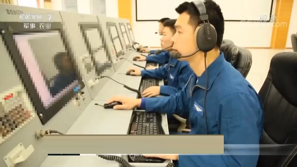 Phi hành đoàn của Y-8Q có thể lên tới 10-12 người gồm cả phi công. Nguồn ảnh: CCTV