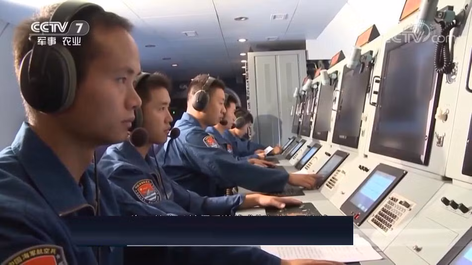 Có thể thấy sự tinh vi hiện đại hệ thống kiểm soát – chỉ huy trong Y-8Q. Nguồn ảnh: CCTV