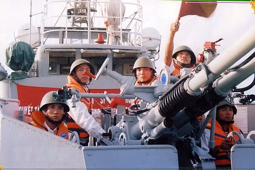 Về nâng cao năng lực quốc phòng, nhờ chương trình hiện đại hóa quy mô bài bản, đến nay Hải quân Nhân dân Việt Nam và Không quân Nhân dân Việt Nam đã có trong tay hàng loạt vũ khí chiến lược, thuộc hàng tiên tiến nhất thế giới có khả năng bảo vệ vững chắc chủ quyền biển đảo đất nước. Nguồn ảnh: TTXVN