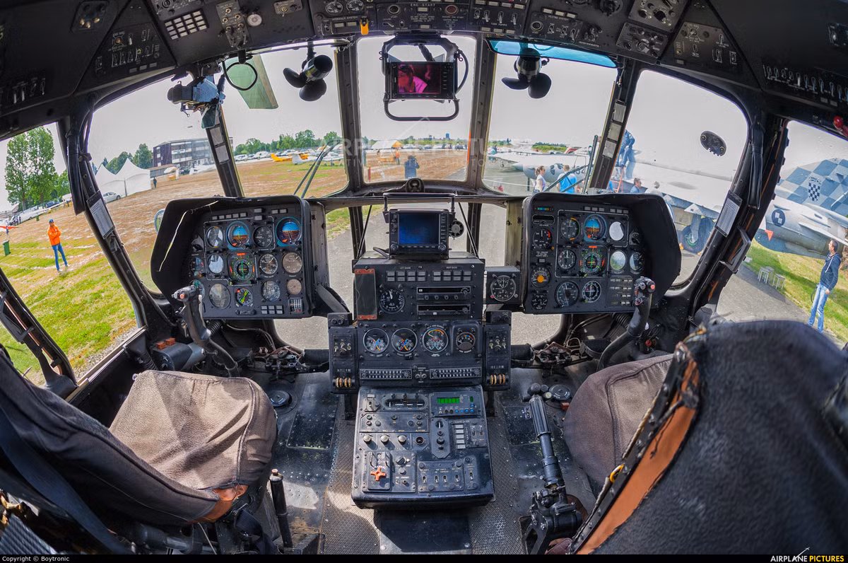 Hệ thống điều khiển trên cabin Mi-171 trông khá đơn giản nhưng đáng tin cậy. Ngoài ra, nếu khách hàng có yêu cầu thì phía Nga hoàn toàn có thể tinh chỉnh hệ thống điều khiển giống như trực thăng quân sự của phương Tây. Nguồn ảnh: Airliners.net