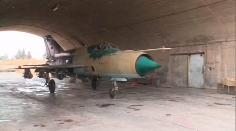 Chiếc máy bay MiG-21 được cho là đã chuyến tới căn cứ không quân Hmeymim từ giữa tháng 6. sự hiện diện của nó không hề được tiết lộ cho tới khi Google Map cập nhật và người dùng phát hiện ra điều lạ thường. Nguồn ảnh: RT