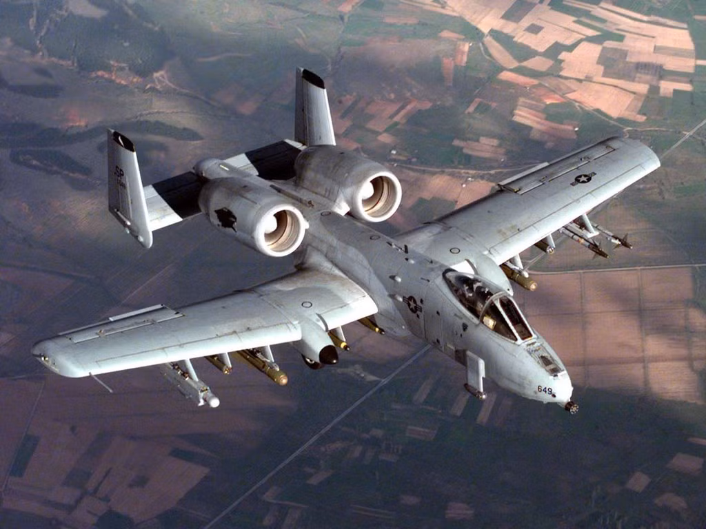A-10 là máy bay cường kích hai động cơ, một chỗ ngồi được phát triển bởi hãng Fairchild Republic phát triển từ những năm 1970 cho nhiệm vụ yểm trợ đường không cự ly gần, tấn công các mục tiêu xe tăng - xe thiết giáp, cung cấp khả năng phản ứng nhanh cho lực lượng lục quân mặt đất. Nguồn ảnh: Wikipedia