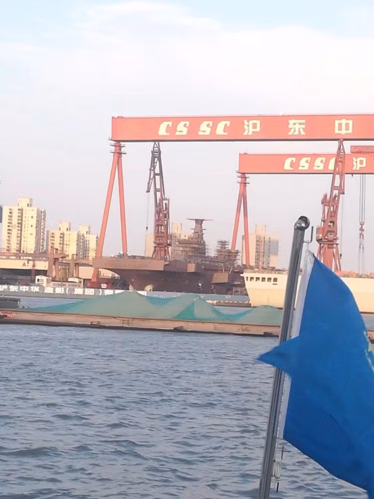 Các nguồn tin không chính thức cho rằng, tàu đổ bộ Type 075 đầu tiên sẽ được hạ thủy trong năm 2019 này (có thể là cuối năm), dự kiến biên chế vào năm sau (2020). Hiện tại sơ bộ có thể thấy con tàu đã được ráp nối module hoàn chỉnh gồm cả tháp chỉ huy, mặt boong, xem ra chỉ còn việc sơn phết nữa là có thể hạ thủy. Ảnh: Sina