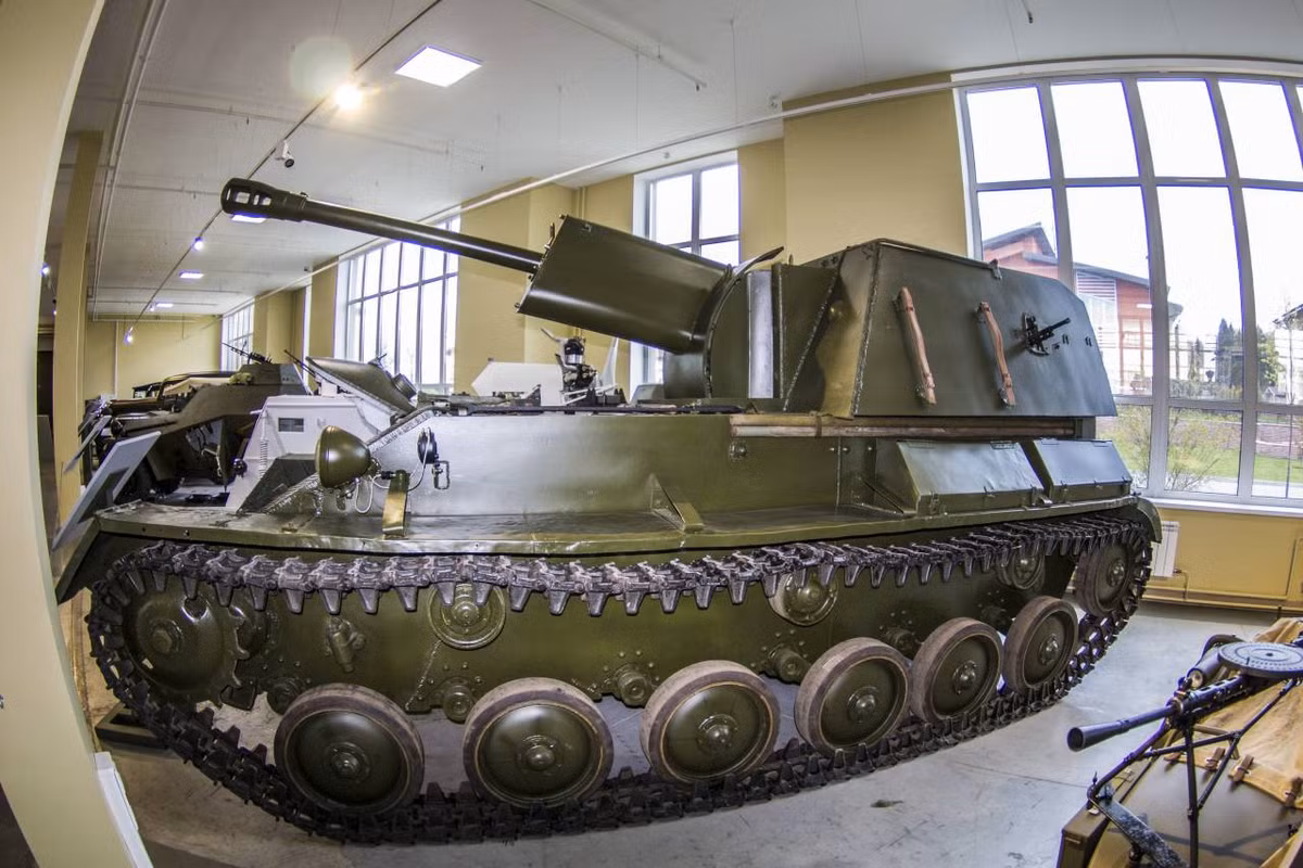 SU-76 do nhà sáng chế S. Ginzburg thiết kế năm 1942, được sản xuất hàng loạt tới năm 1945 với số lượng 14.292 chiếc tại các nhà máy GAZ, Kirov và Mytishchi. Ảnh: alex-news