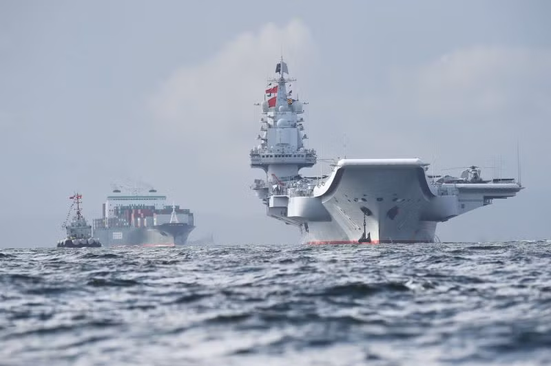 Các máy bay của JSDF liên tục bám sát nhóm tác chiến suốt hành trình nó đi qua eo biển Miyako tiến vào Thái Bình Dương. Nguồn ảnh: Wikipedia