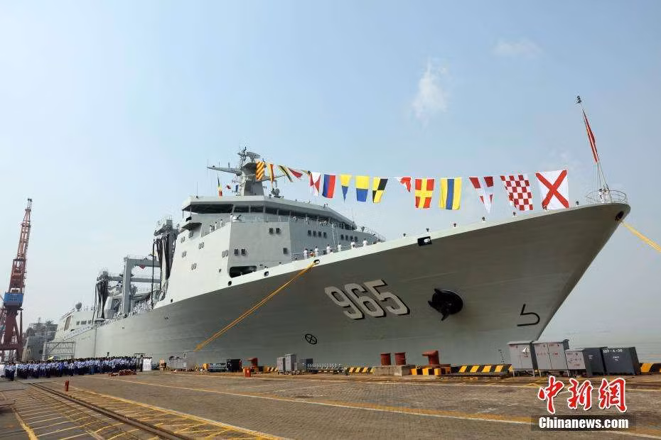 Cuối cùng là tàu tiếp tế tổng hợp đại dương lớp Type 901 mang tên hồ Hulun (số hiệu 965). Con tàu có lượng giãn nước 45.000 tấn, dài 240m, làm nhiệm vụ tiếp nhiên liệu, lương thực, nước uống cho các tàu chiến lớn của hải quân Trung Quốc. Nguồn ảnh: THX