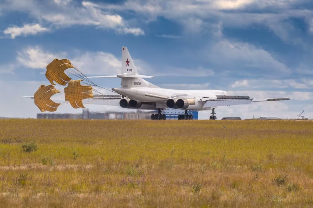 Được biết, cuộc tập trận này có khoảng 10 máy bay tham gia, bao gồm Tu-160, Tu-95MS và máy bay tiếp nhiên liệu trên không IL-78. Nguồn ảnh: Bộ Quốc phòng Nga