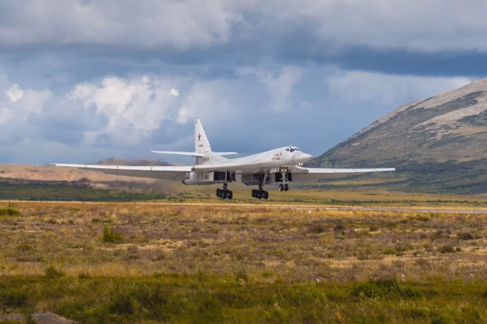 Trong ảnh, máy bay ném bom chiến lược Tu-160 hạ cánh xuống sân bay ở Anadyr - thị trấn cực đông của nước Nga ở bán đảo Chukotka. Nguồn ảnh: Bộ Quốc phòng Nga