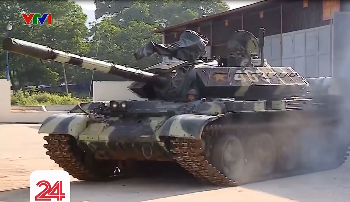 Một trong những hạng mục nâng cấp đang quan tâm và vui mừng nhất trên xe tăng T-54M mà nhà máy Z153, Tổng cục Công nghiệp Quốc phòng thực hiện là việc trang bị tăng cường thêm giáp trụ mới bọc bên ngoài lớp giáp thép thông thường trước đây. Ảnh: VTV24