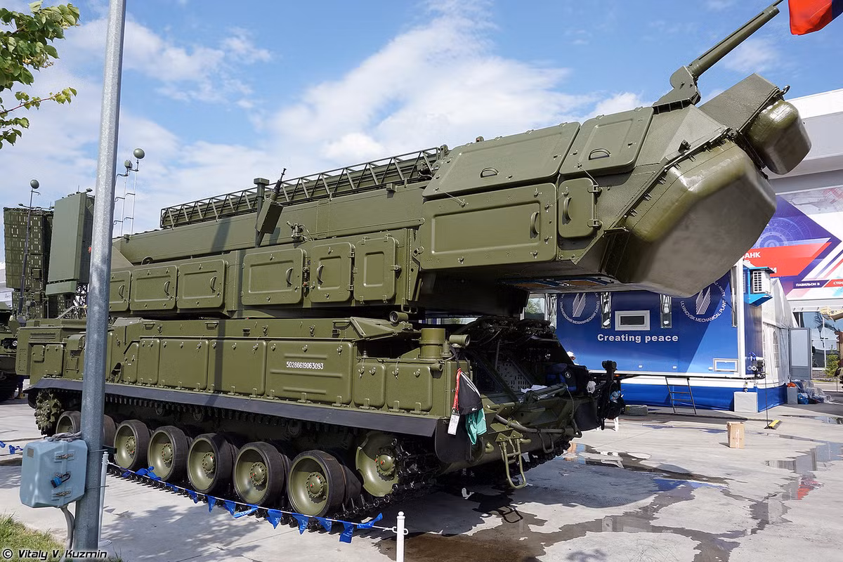 Khí tài radar hỗ trợ hệ thống vẫn sử dụng các thành phần của tổ hợp Buk-M2. Trong ảnh là đài radar dẫn bắn 9S36M của tổ hợp Buk-M3. Đài làm nhiệm vụ chiếu xạ và dẫn đường tên lửa có tầm trinh sát mục tiêu diện tích phản xạ sóng radar 1-2m2, độ cao 3km tới 120km và giảm xuống 30-35km với mục tiêu 1-2m2 bay ở độ cao 10-15m. Nguồn ảnh: Vitaly-Kuzmin