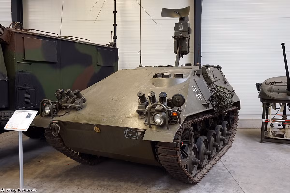 Xe trinh sát tiền tuyến Radarpanzer 91-2 trang bị các radar AN/TPS-33. Nguồn ảnh: Vitaly Kuzmin