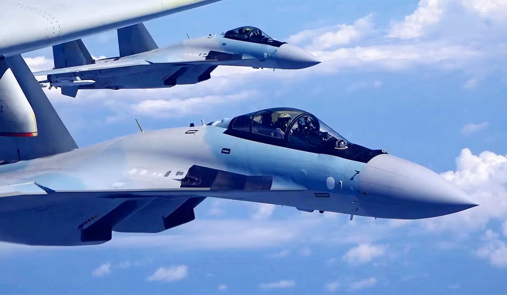 Hiện Trung Quốc là quốc gia đầu tiên được Nga chấp thuận bán Su-35 và cũng là quốc gia đang sử dụng số lượng Su-35 lớn nhât ngoài Nga. Trong tương lai gần, Indonesia sẽ là quốc gia thứ 3 "vinh dự" nhận Su-35. Nguồn: China Military