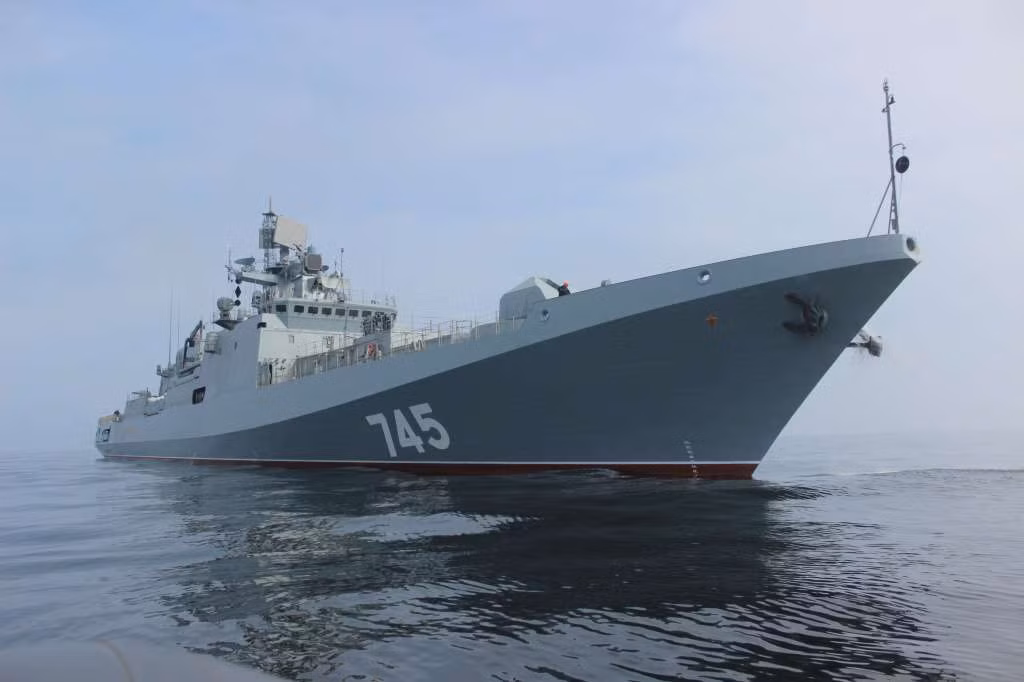 Đô đốc Grigorovich là chiếc đầu tiên thuộc lớp tàu hộ vệ tên lửa đa năng Đề án 11356P/M được nhà máy đóng tàu Yantar chế tạo cho hạm đội biển Đen. Con tàu có lượng giãn nước hơn 4.000 tấn, dài 124,8m, tầm hoạt động gần 10.000km, tốc độ bơi 30 hải lý/h, dự trữ hành trình 30 ngày, thủy thủ đoàn 200 người. Nguồn ảnh: Cont