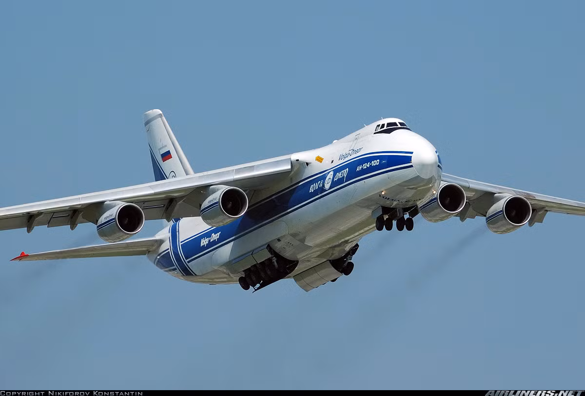 Nhưng bù lại, Bộ Quốc phòng Nga hoàn toàn yên tâm về việc Il-96-500T sẽ hoạt động bền bỉ hàng chục năm mà không lo bất kỳ ai đe dọa cắt nguồn cung linh phụ kiện, gây khó dễ trên mọi phương diện. Nguồn ảnh: Airliners.net