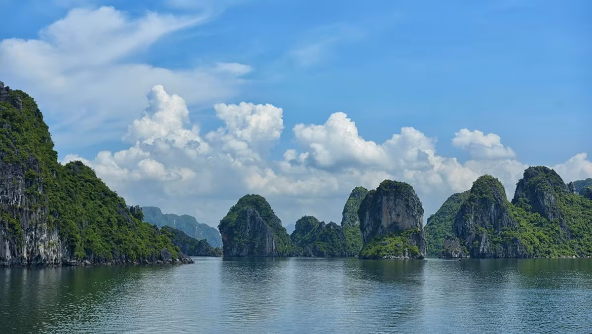 Vịnh Hạ Long kể từ khi được khám phá tới nay được xem là một trong những vịnh đẹp nhất Việt Nam, đẹp nhất thế giới có diện tích 1.553km/h bao gồm 1.969 hòn đảo lớn nhỏ. Ngoài giá trị về du lịch, ít ai biết rằng vào những năm 1950, nơi đây được thực dân Pháp xem là “căn cứ quan trọng” và đã đưa không ít tàu chiến lớn bao gồm cả tàu sân bay tới vịnh. Nguồn ảnh: Wikipedia