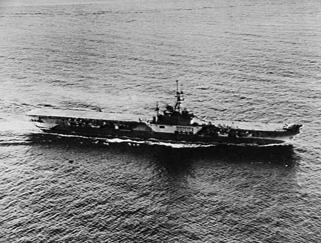Arromanches (R95) vốn là tàu sân bay cũ mua lại từ Hải quân Hoàng gia Anh, năm 1946 nó được giao cho Pháp theo hình thức "vay mượn", năm 1951 Paris mua lại luôn con tàu và đưa nó tới Việt Nam thực hiện các nhiệm vụ chiến đấu. Nguồn ảnh: Wikipedia