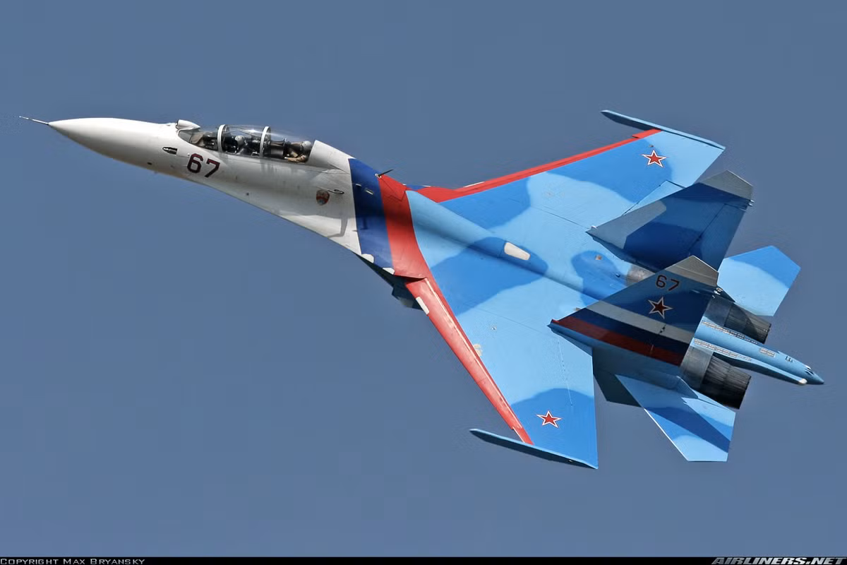 Đáng chú ý, để chống lại vũ khí chính xác cao, mỗi máy bay Su-30K trang bị cho Angola được tích hợp hệ thống ây nhiễu vệ tinh do nhà máy 558 phát triển. Trạm này hoạt động trong dải tần 8-12GHz. Nguồn ảnh: Airliners.net