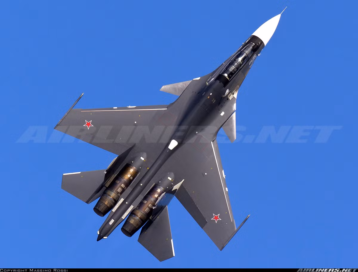 Nhìn bề ngoài, Su-30SM của Nga trông không quá nhiều khác biệt so với Su-30MK2 của Việt Nam. Điểm khác ở đây là cặp cánh mũi - “Thứ này” góp phần đáng kể tăng khả năng cơ động máy bay, nhưng đòi hỏi phần mềm điều khiển máy bay phức tạp hơn nhiều. Nguồn ảnh: Airliners.net