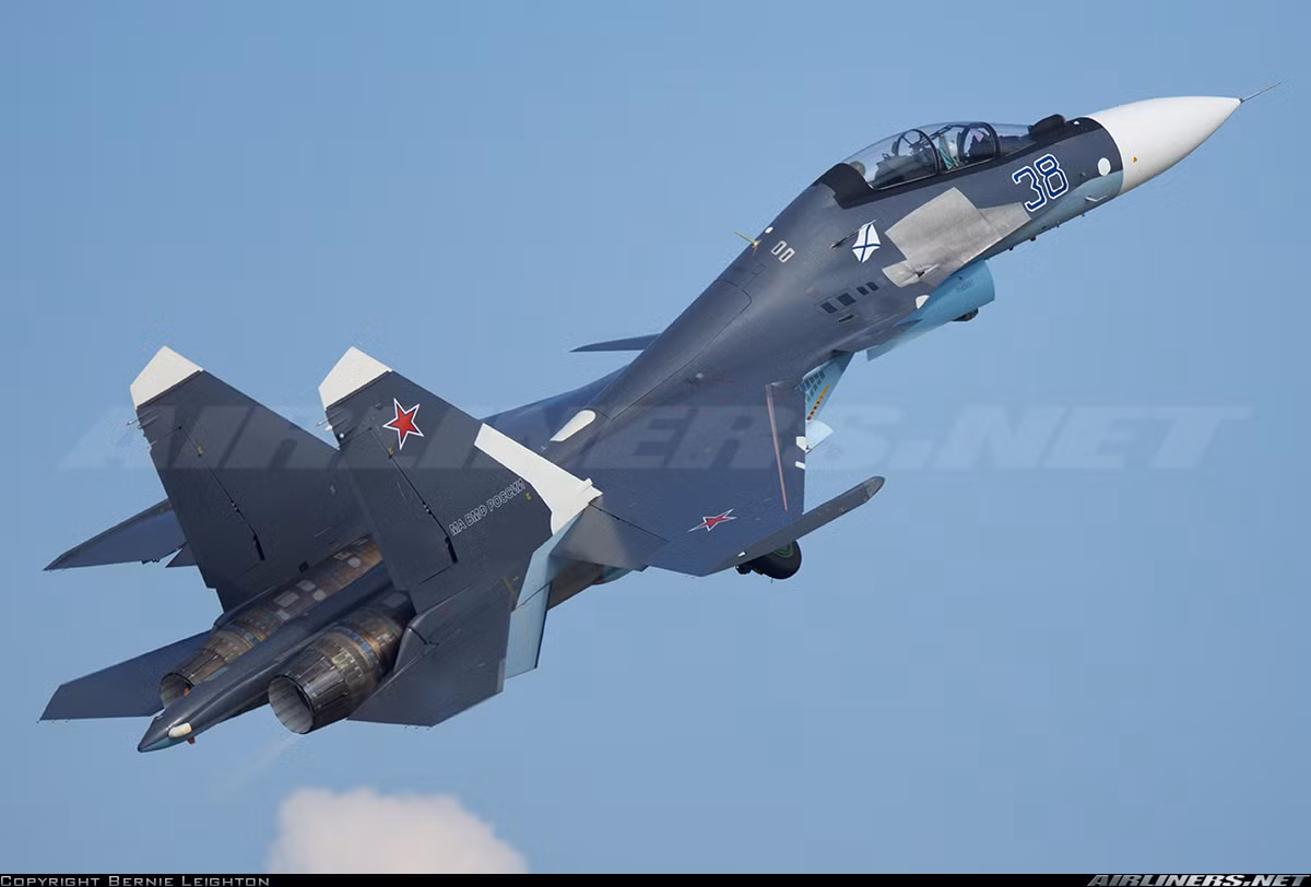 Còn Su-30SM, chúng hiện đại hơn bởi đơn giản yêu cầu của Không quân Nga chắc chắn cao hơn khi họ phải bảo vệ không phận cực lớn trải rộng từ Á sang Âu. Và có một điều cũng cần biết rằng, theo “truyền thống xưa tới nay” vũ khí nội địa bao giờ cũng tốt hơn vũ khí xuất khẩu. Không có mấy quốc gia bán vũ khí mà chấp nhận làm hàng xuất khẩu tốt hơn nội địa, luôn có rút gọn hay cắt giảm “cái này cái kia”. Nguồn ảnh: Airliners.net
