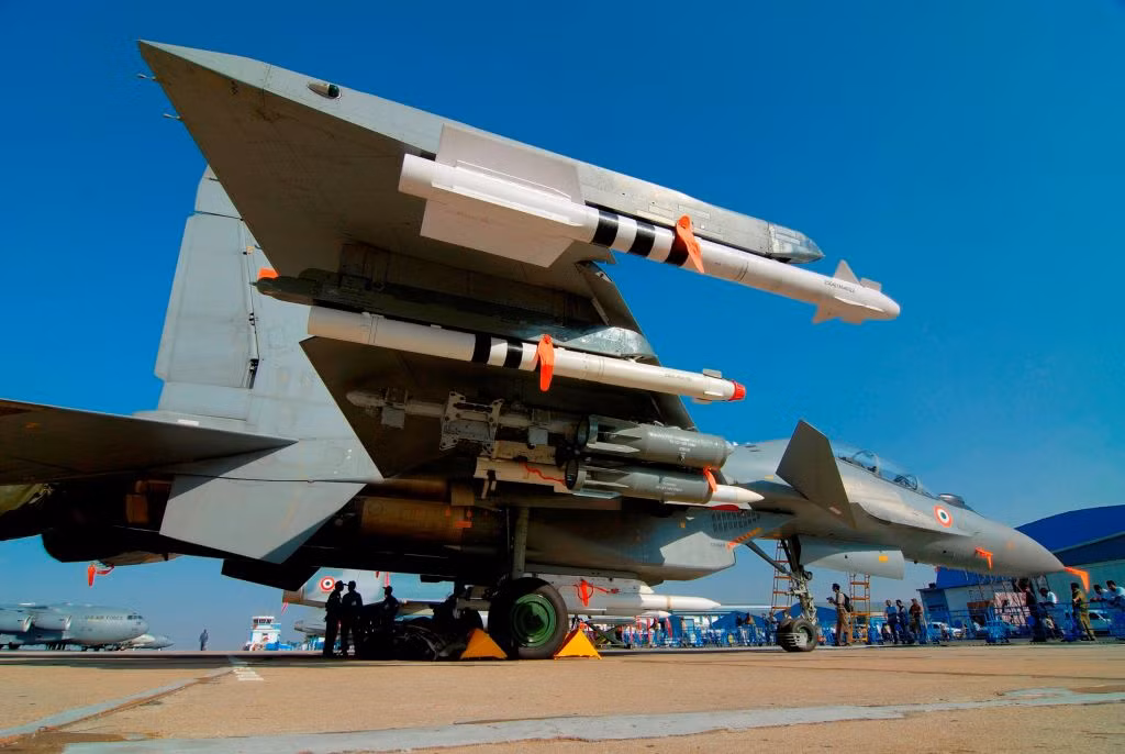 Vũ khí của Su-30MKI thì khỏi phải bàn, nó mang hầu hết các tên lửa đối không/đối đất/đối hải hiện đại nhất của Nga hiện nay như R-73, R-77, Kh-59, Kh-31, Kh-29, bom KAB-500/1500. Nguồn ảnh: Wikipedia