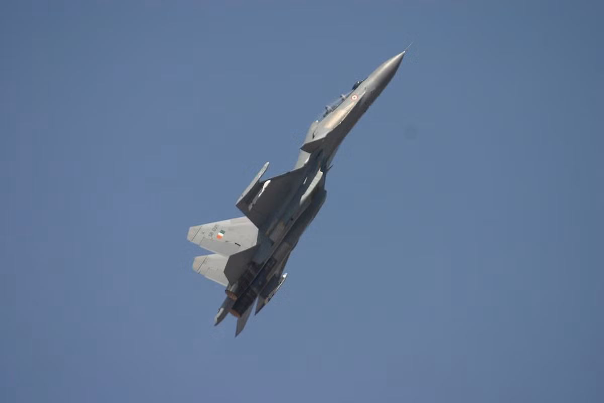 Su-30MKI cũng sở hữu hệ thống điện tử hàng không cực mạnh với siêu radar N011M Bars đạt tầm quét tới 350km ở bán cầu trước, radar này mạnh tới mức nó có thể đóng vai trò như một máy bay cảnh báo sớm mini. Ngoài ra, trên máy bay còn có nhiều loại cảm biến tinh vi tới từ Nga - Pháp - Israel... Nguồn ảnh: Wikipedia