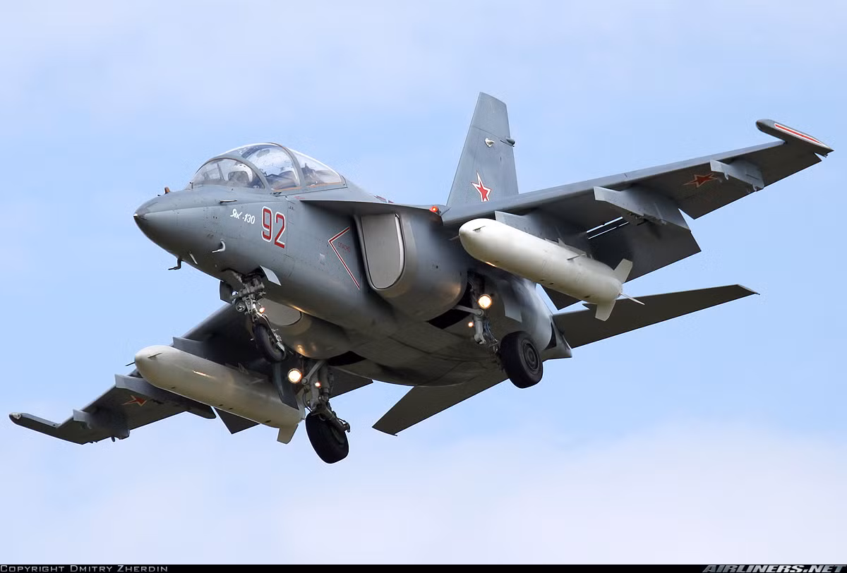 Theo đó, trong một buổi họp báo hôm 27/3, các quan chức của Irkut xác nhận rằng họ đã đáp ứng yêu cầu cung cấp thông tin từ Không quân Malaysia liên quan tới chương trình mua sắm máy bay chiến đấu hạng nhẹ (LCA) hoặc máy bay huấn luyện chiến đấu cao cấp (FLIT). Dự kiến, Malaysia sẽ mua 18 chiếc đợt đầu và tổng cộng có thể tới 36 chiếc. Nguồn ảnh: Airliners.net
