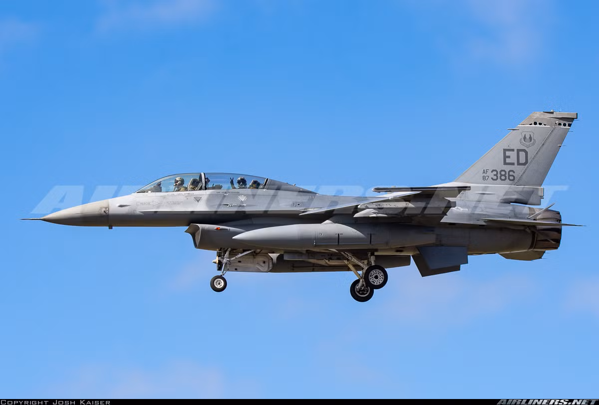 154 tiêm kích đa năng F-16D - phiên bản 2 chỗ ngồi có thể dùng để huấn luyện phi công. Nguồn ảnh: Airliners.net
