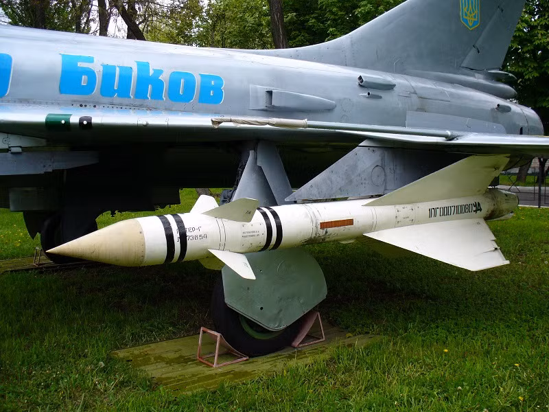 Về mặt hỏa lực, Su-15 được thiết kế cho nhiệm vụ đánh chặn trên không nên lẽ dĩ nhiên kho vũ khí của nó chủ yếu là vũ khí đối không. Nó có khả năng mang kết hợp 2 tên lửa đối không tầm trung R-98M (trong ảnh, tầm bắn tới 23km) và 2 tên lửa đối không tầm ngắn R-60 hoặc tối đa 4 tên lửa R-60. Ngoài ra, có thể mang gunpod UBK-23-250 lắp pháo 23mm để không chiến tầm cực gần. Nguồn ảnh: Pinterest