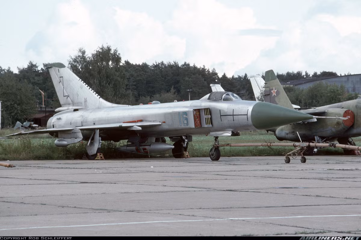 Ngoài những vết nhơ liên quan tới máy bay chở khách, trong lịch sử hoạt động Sukhoi Su-15 chỉ lập được "chiến tích" bắn rơi 5 khí cầu do thám năm 1975. Sau khi Liên Xô sụp đổ, hầu hết Su-15 bị loại biên chế ở Nga, còn tại Ukraine nó hoạt động tới năm 1996 thì ngừng hẳn.Nguồn ảnh: Wikipedia