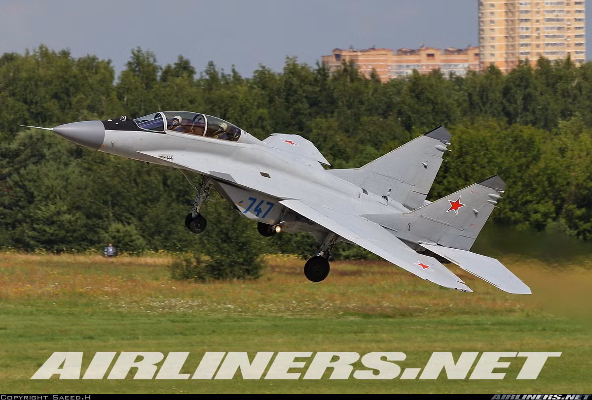 So với MiG-29 nguyên bản, MiG-29M một chỗ ngồi và M2 hai chỗ ngồi giống hệt khung thân nhưng có cải tiến thêm về vật liệu chế tạo, sử dụng nhiều hợp kim nhôm - lithium siêu nhẹ. Ảnh: Airliners.net