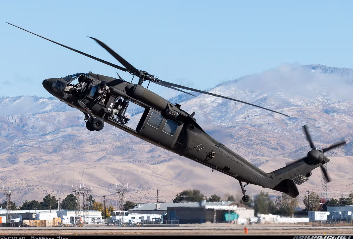 UH-1 trang bị hai động cơ tuabin trục T-700-GE-701C cho tốc độ tối đa 294km/h, bán kính chiến đấu 592km, chở được 1,2 tấn hàng hóa trong hoặc 4,1 tấn treo ngoài hoặc 11 lính hoặc 6 cáng cứu thương. Nó có thể trang bị súng máy, pháo tự động, rocket và cả tên lửa chống tăng nhưng tùy phiên bản. Nguồn ảnh: Airliners.net