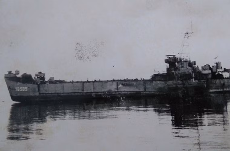 Tàu vận tải đổ bộ HQ-505 được Hải quân Nhân dân Việt Nam sử dụng trong chiến dịch CQ-88 bảo vệ các đảo ở Trường Sa năm 1988. Ảnh tư liệu